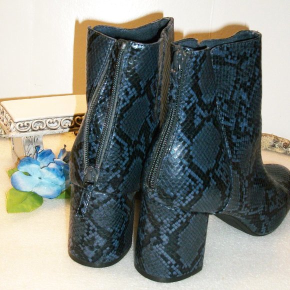 OLD NAVY Sz 10 NWOT Rear Zip Blue/Black Snakeskin Pattern Booties 3" Heel - Picture 4 of 15